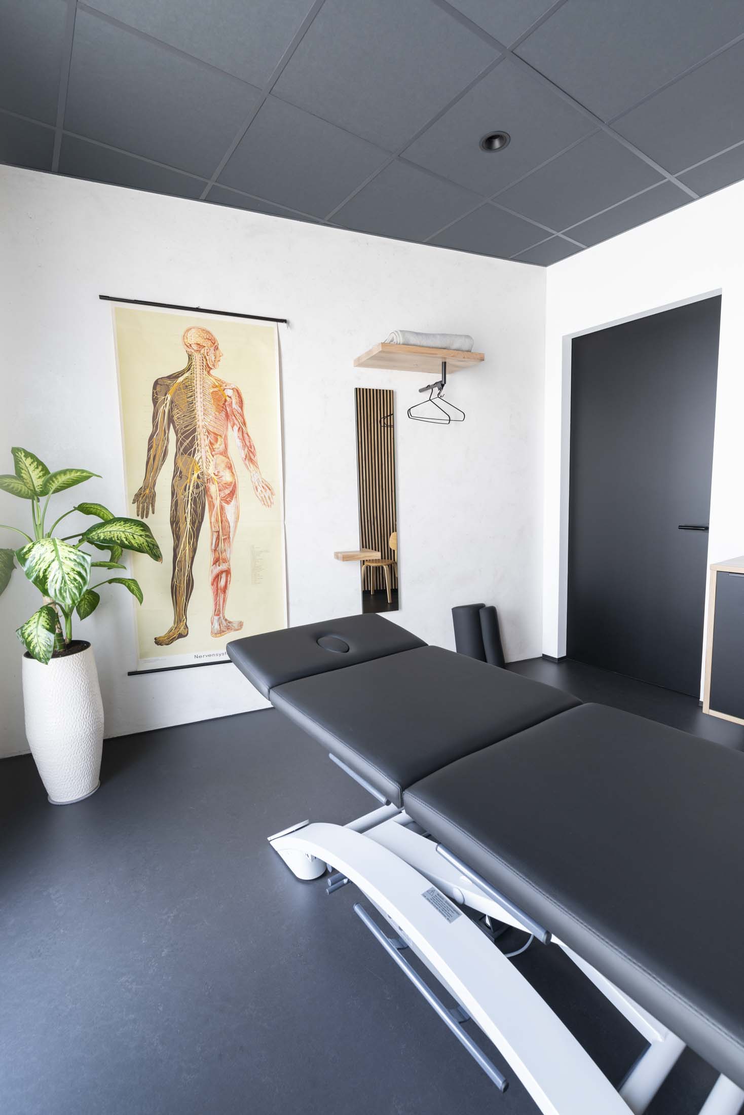 Behandlungszimmer einer modernen Praxis für Manualtherapie